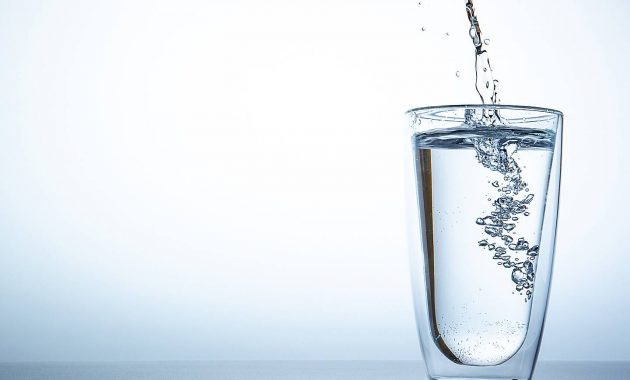 Hjelper drikkevann virkelig med vekttap?